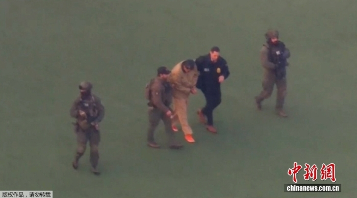 当地时间1月5日，委内瑞拉总统马杜罗抵达美国纽约联邦法庭，将在这里首次出庭受审。图为马杜罗在前往法院途中。(视频截图)